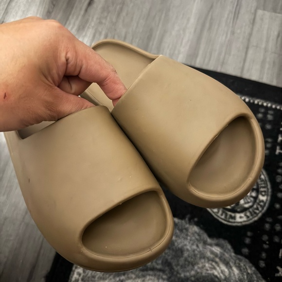 Yeezy Slide - Picture 3 of 3